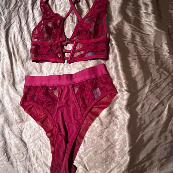 Elegant Lace Burgundy Bra - Picture 3 of 7